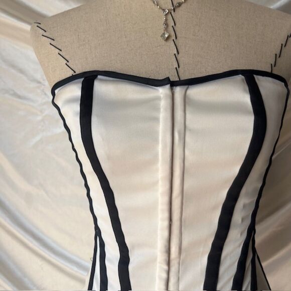 Charlotte Russe Black and white vintage lace up corset - Picture 2 of 7